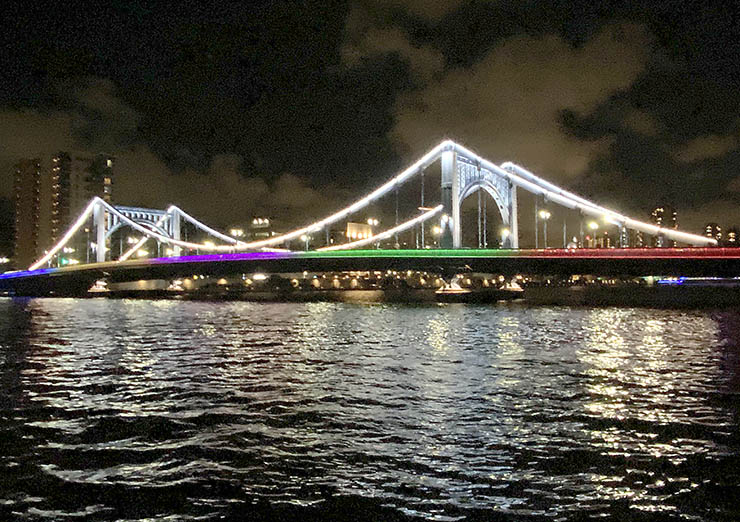 三広アステックの近くの五輪色にライトアップされた清洲橋
