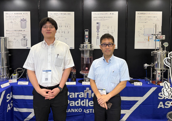 第9回バイオ医薬EXPO 三広アステックブース内で対応する社員2名の様子